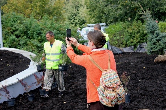 Жители смотрят на посадки